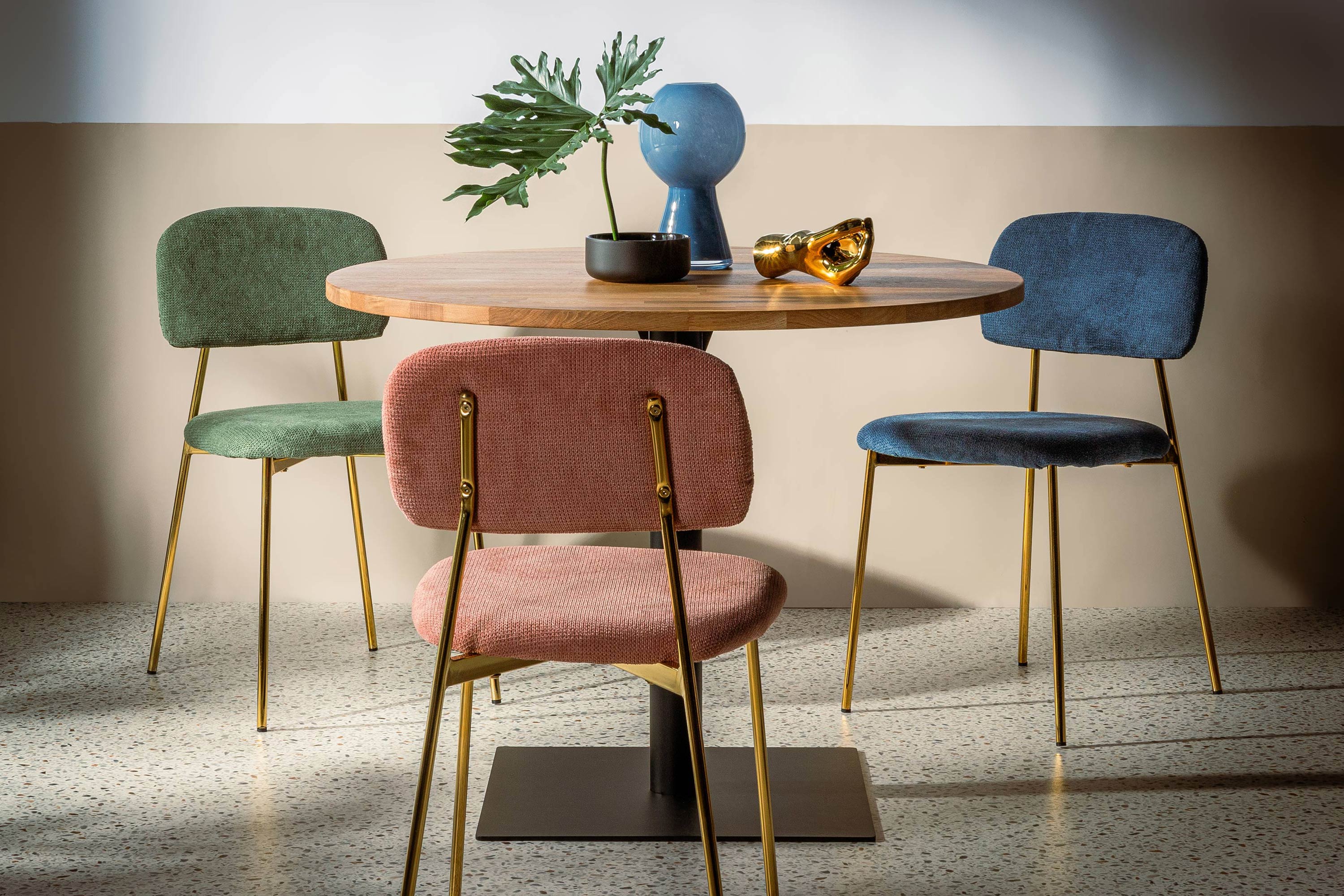 Jak wybrać krzesła do jadalni o małym metrażu?