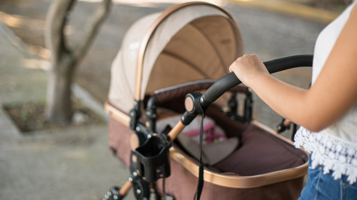 Jak wybrać wózek 2w1 dla niemowlaka? Na co zwrócić uwagę przy wyborze gondoli i spacerówki