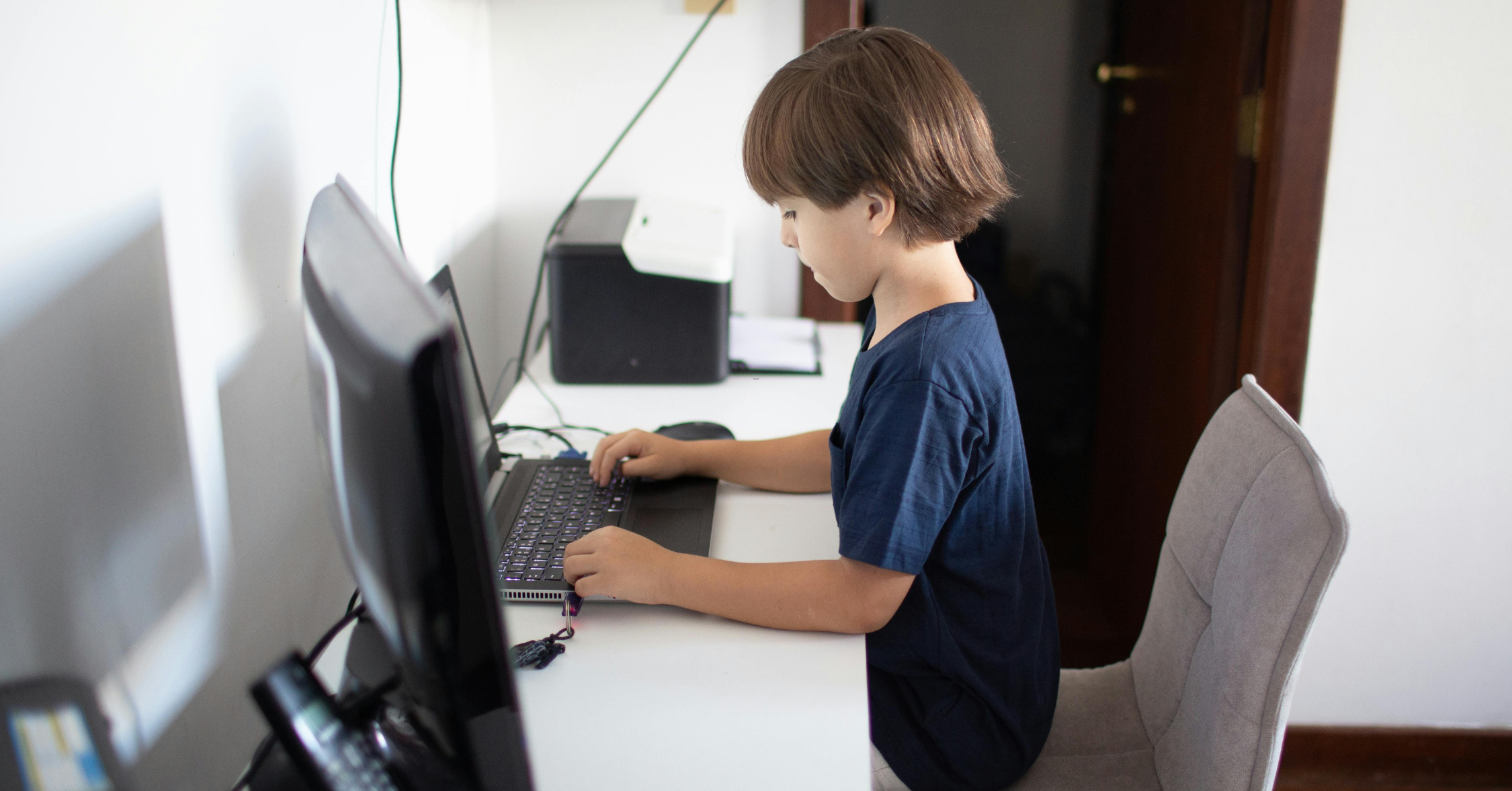 Kiedy kupić pierwszą elektronikę dla dziecka? Kiedy kupić pierwszy laptop, komputer, telefon?