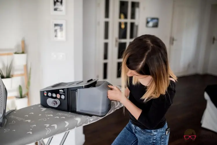 montowanie pojemnika na wodę przy żelazku z generatorem pary Braun