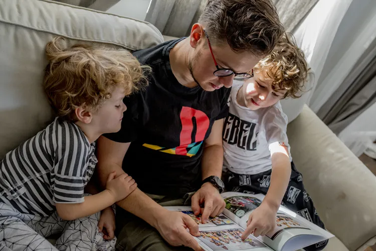 Rodzinne oglądanie fotoksiążki dla nauczyciela