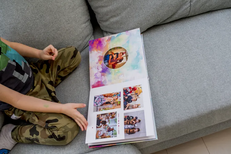 Jasiek ogląda fotoalbum premium